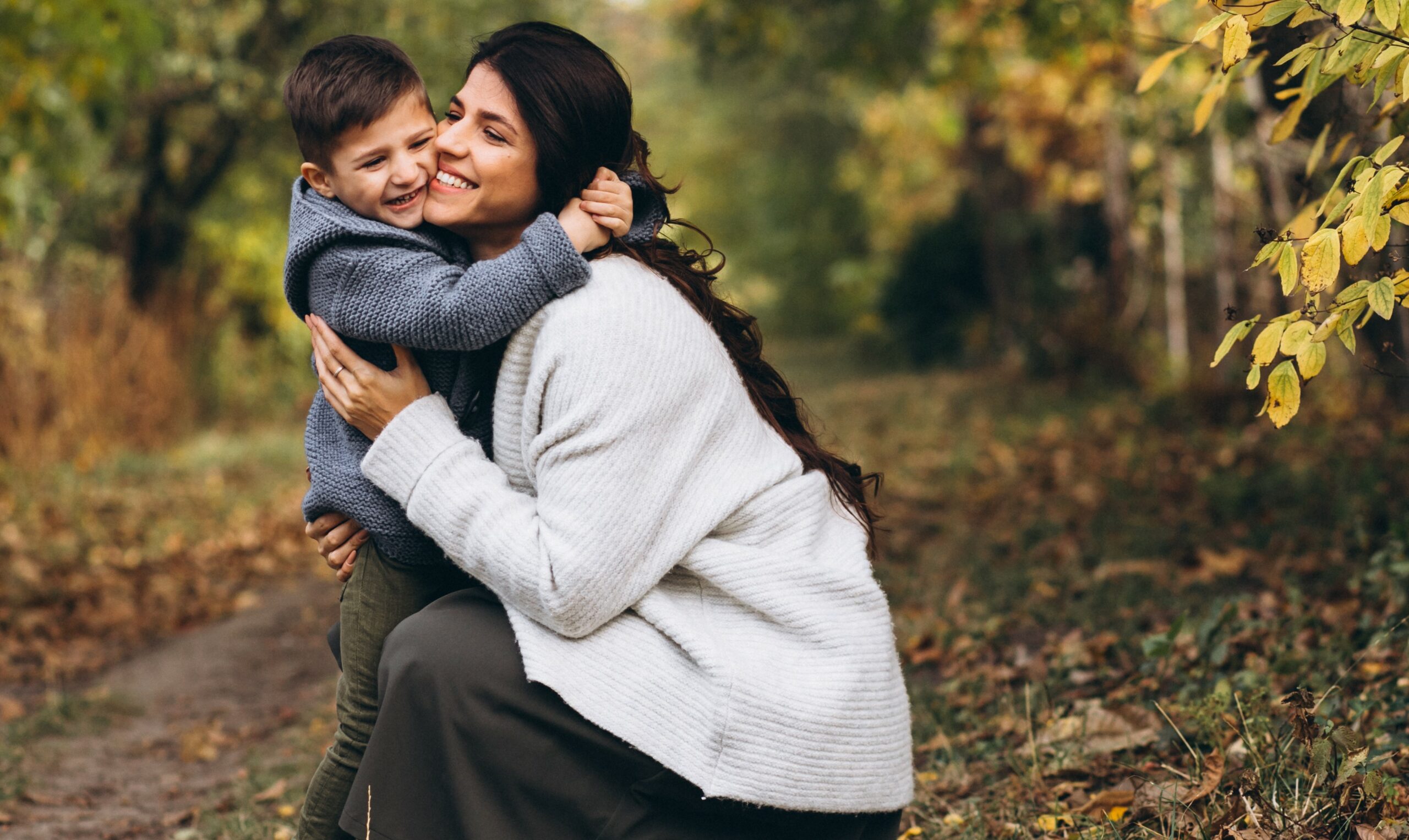 Mother with little son in an autumn park Devenir mécène
